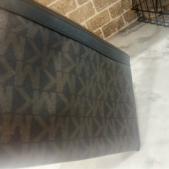 Michael Kors Bundle Signature Tote and Clutch with zipper inside - Picture 8 of 10